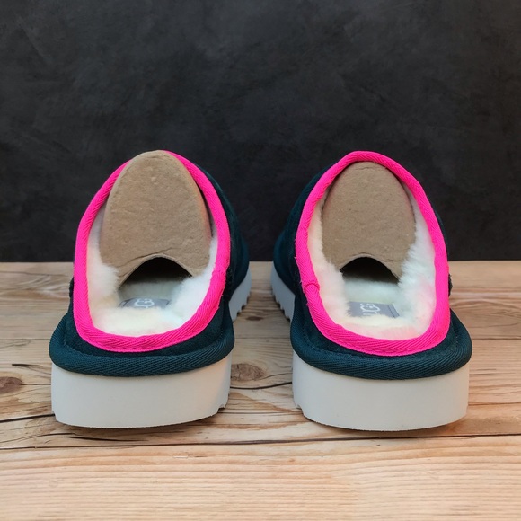 UGG Classic Slip On - Picture 11 of 16